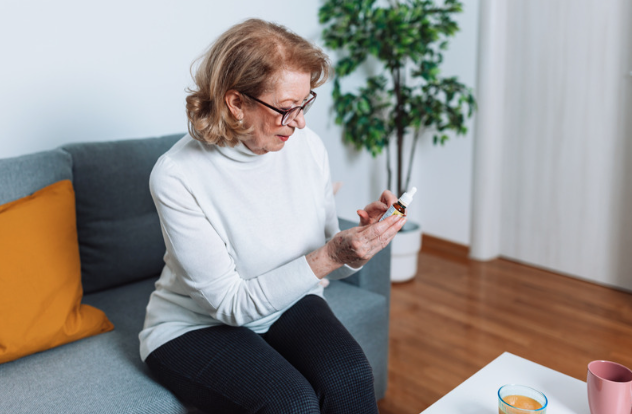 Le CBD : une solution naturelle qui gagne en popularité chez les seniors
